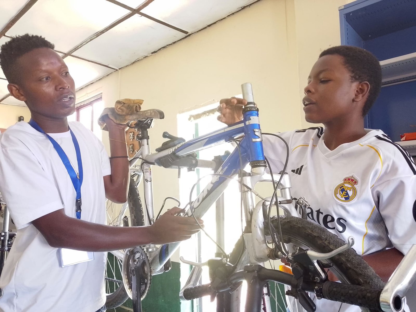 Atelier d’apprentissage : mécanique vélo à Karongi