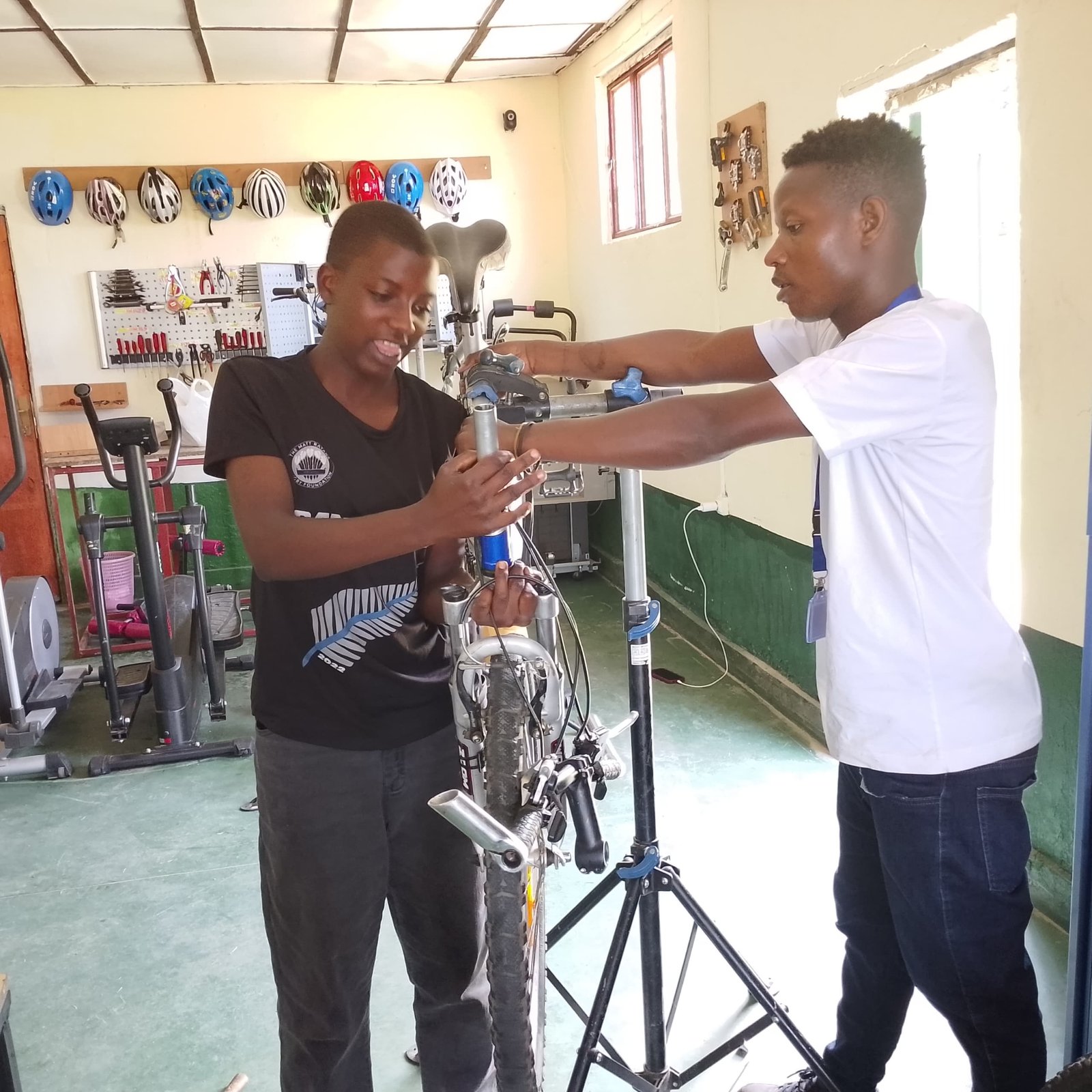 Une apprenante progresse en mécanique vélo avec Gratien